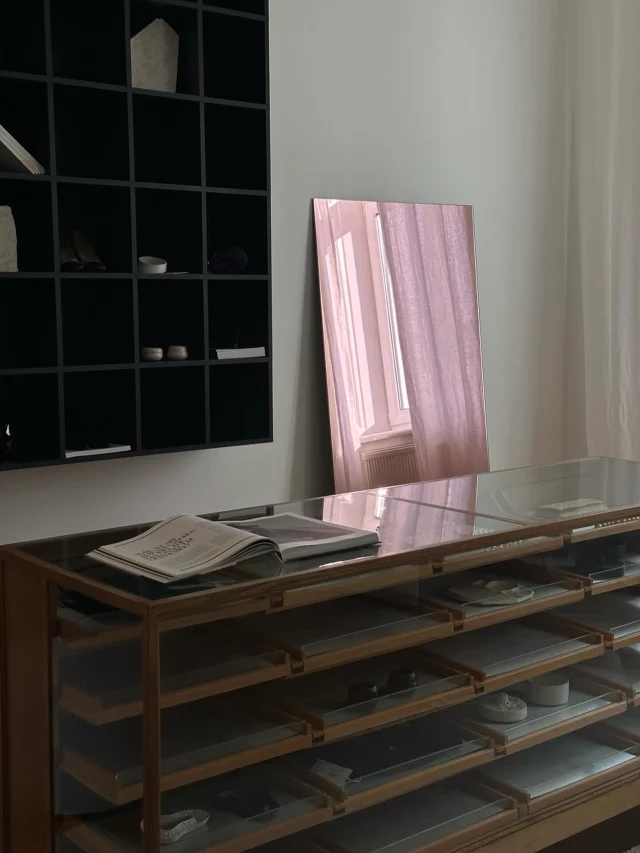 Where time meets timelessness – the vintage counter carries history, the modern shelf adds clarity. A space where contrast doesn’t compete, but completes.

project @houseofauster 

#vintagestyle #oldmeetsnew #spacedesign #interiorstyling